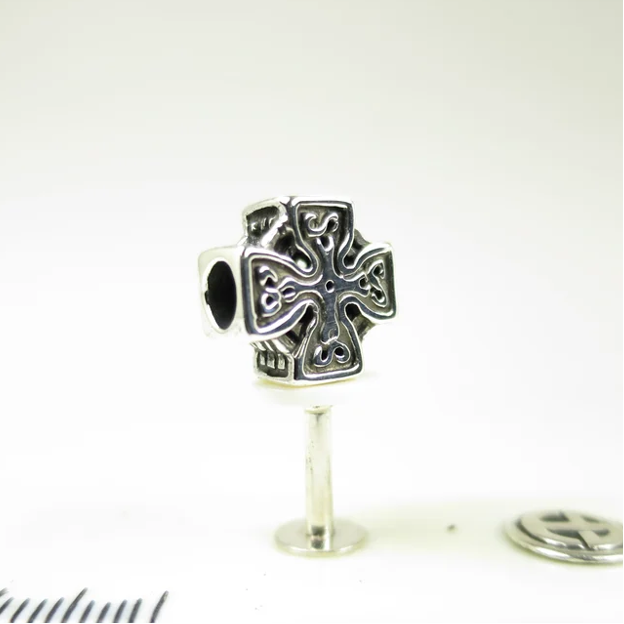 Eske Storm Celtic cross