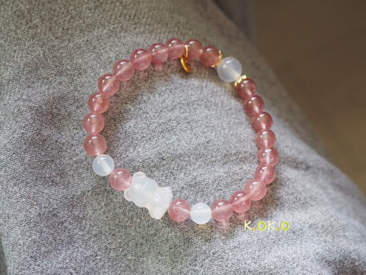 KOKO Strawberry , White carved agate bear, White chalcedony 14-17cm