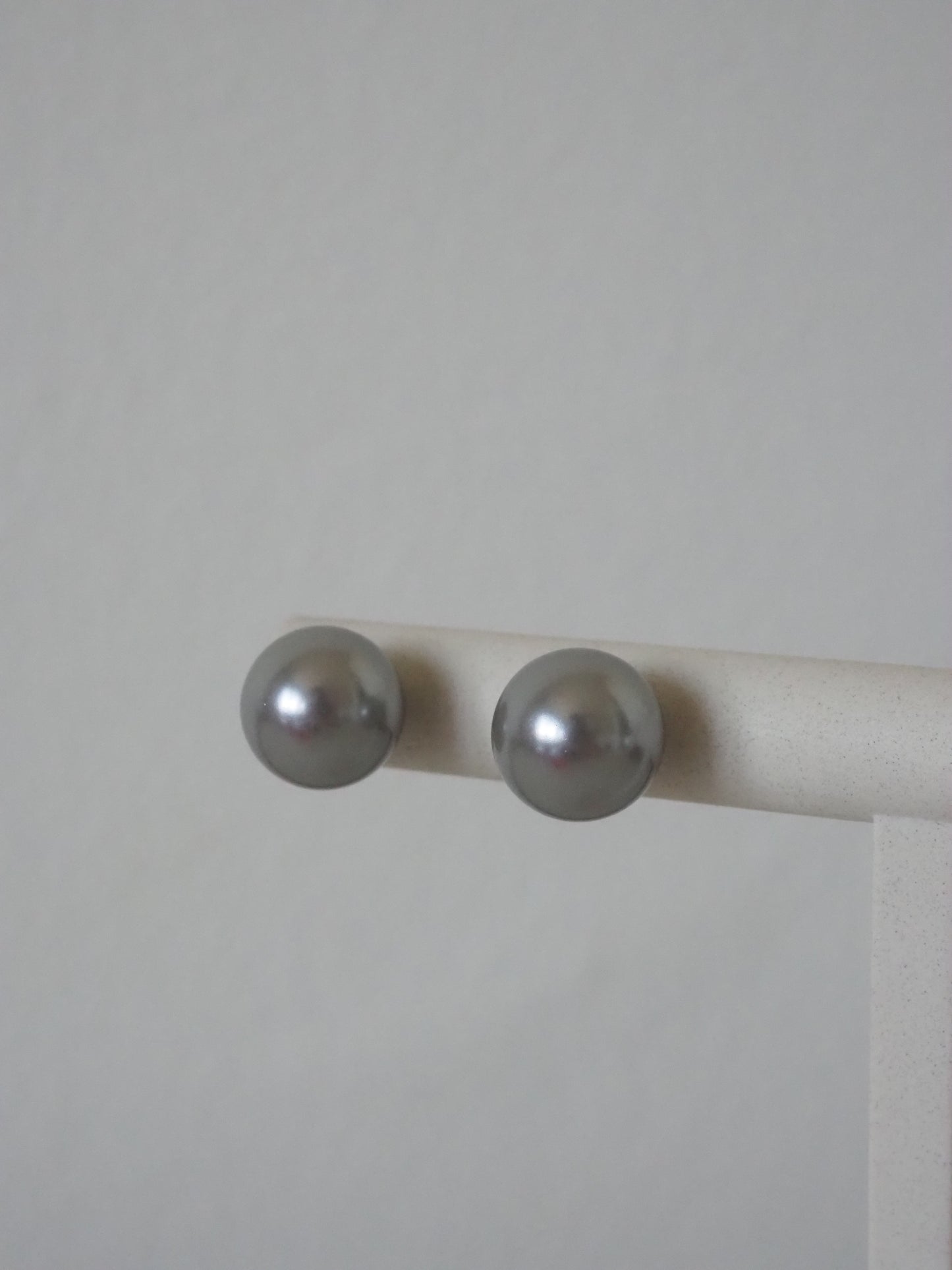 KOKO - Edison‘s Pearl Night Grey earing 8mm