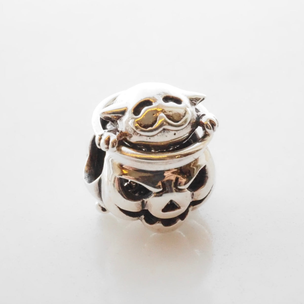 Moress - Kitty Cat in a Cauldron Bead