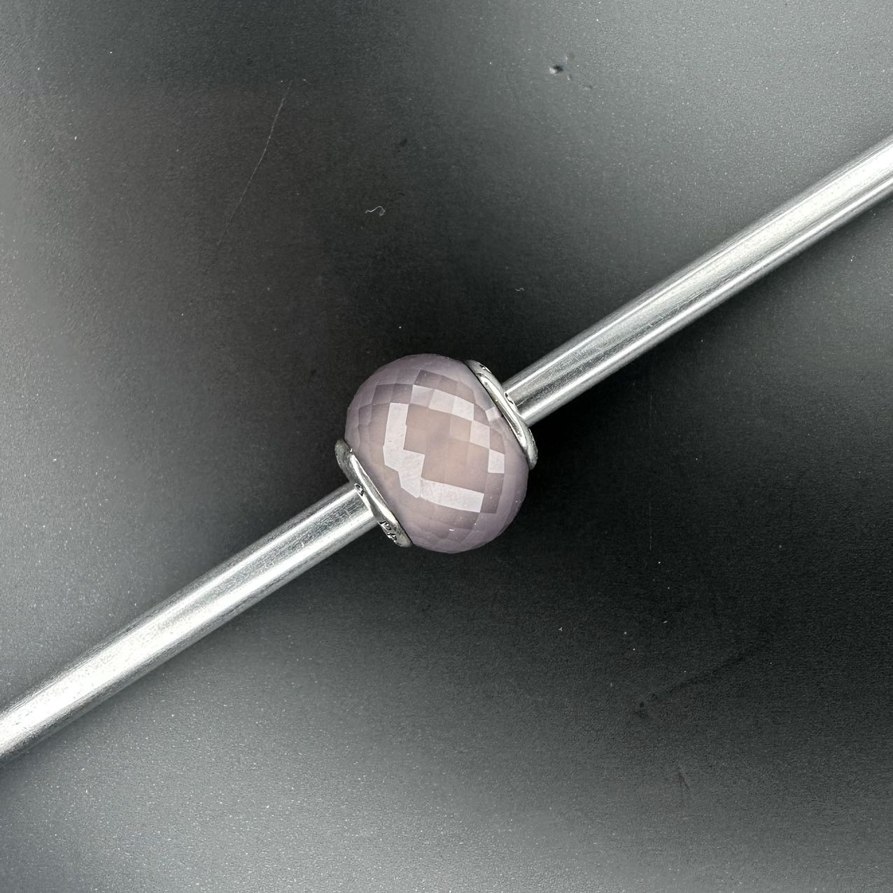 PRAAN Grey Chalcedony