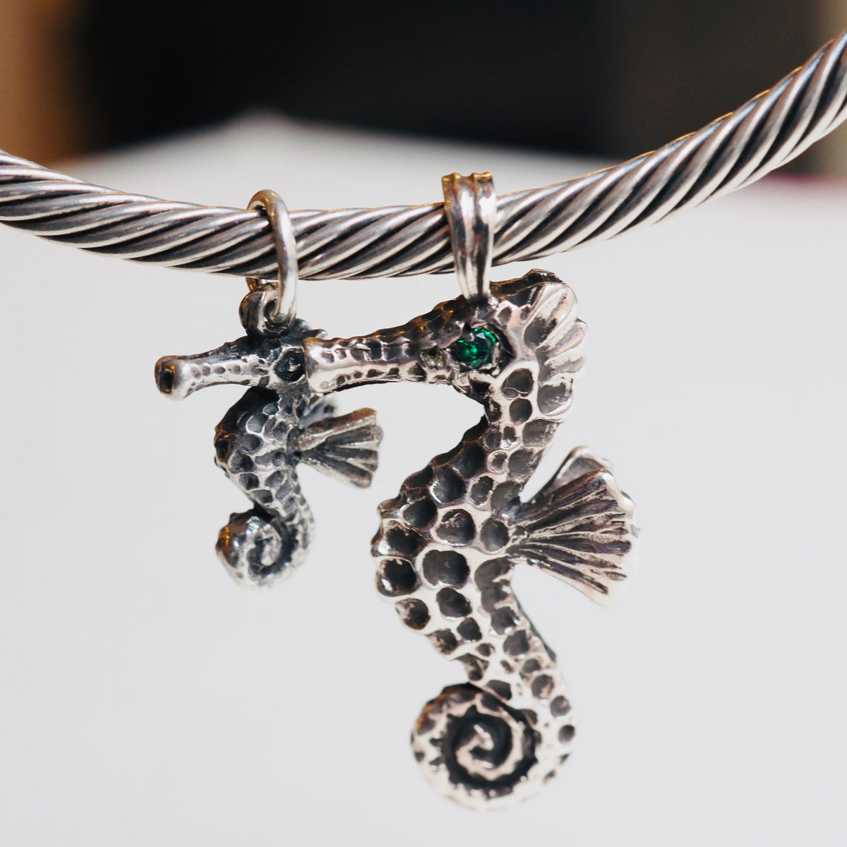 Eske Storm Seahorse Pendant Small