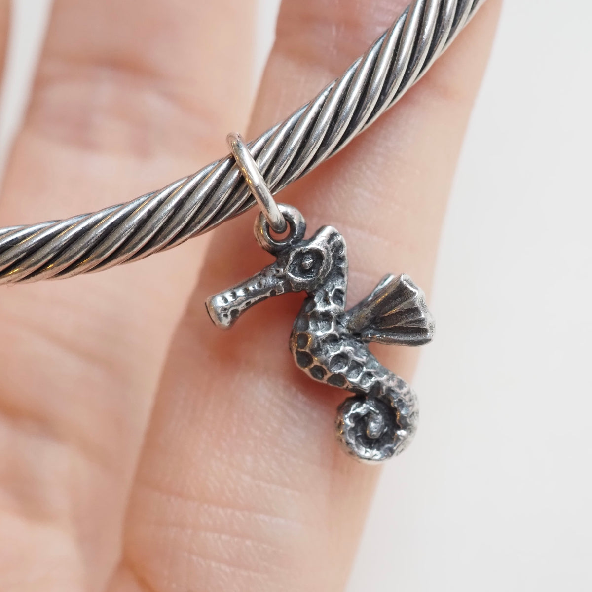 Eske Storm Seahorse Pendant Small