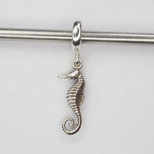 Melina - Small seahorse dangle