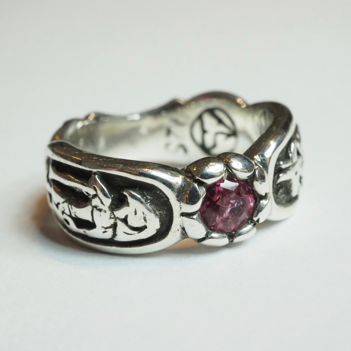 Eske Storm Balance ring with pink sapphire